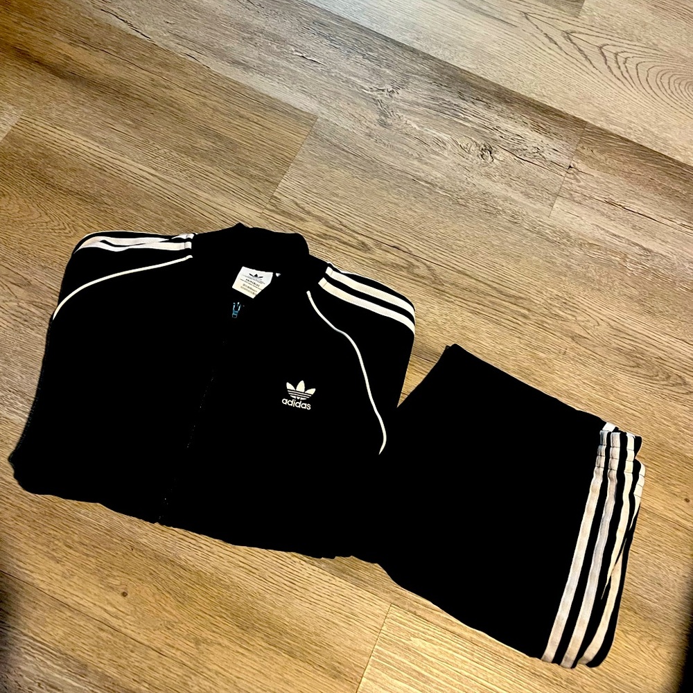 Adidas Set.  Men’s size Large. Original color in black and white.